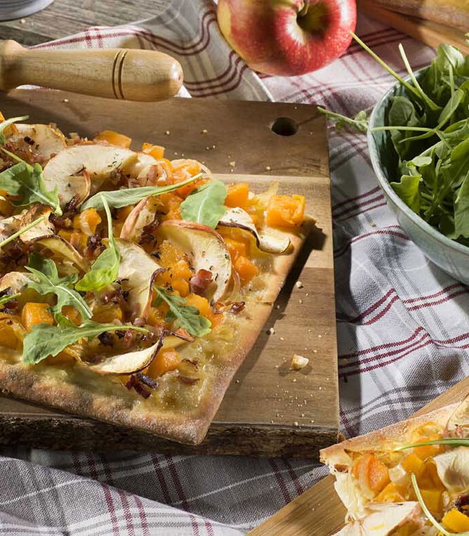 herbstliche Kürbispizza mit Apfel