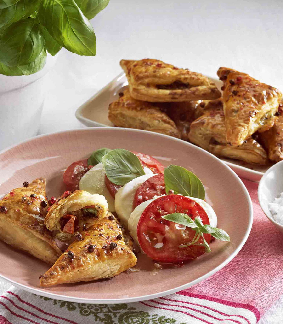 Mediterrane Blätterteigecken