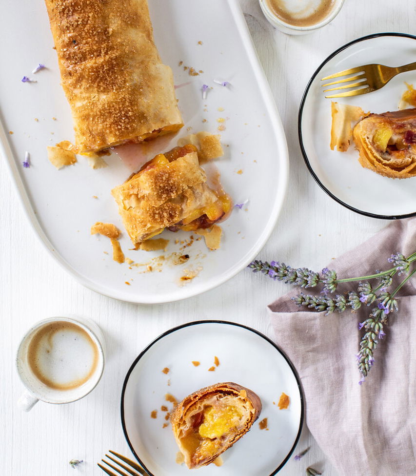 Pfirsichstrudel mit Lavendel
