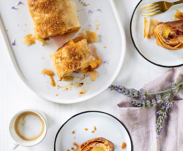 Pfirsichstrudel mit Lavendel