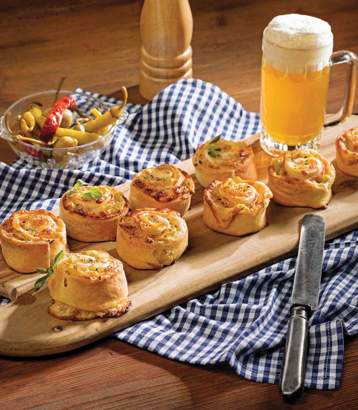 Schinken-Käse-Schnecken mit Pfefferoni