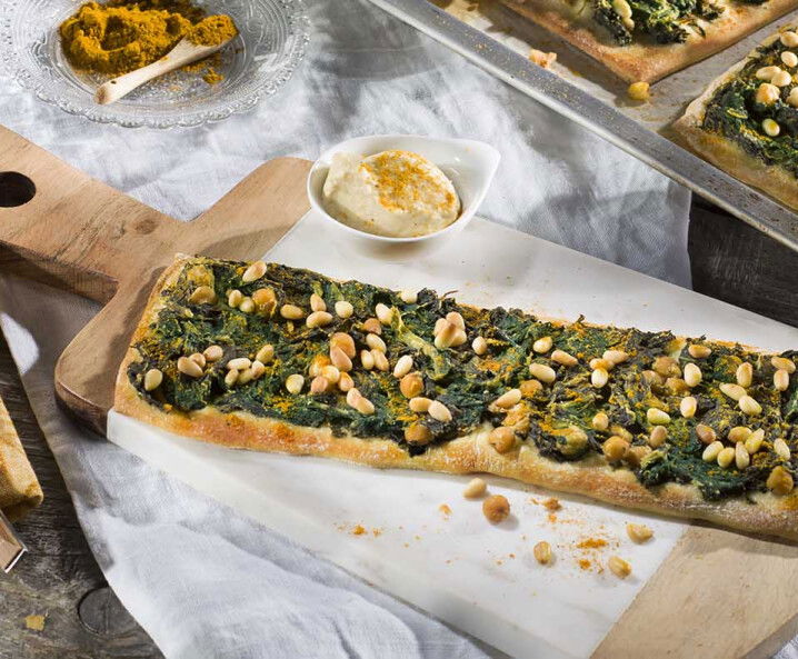 Vegane Pizzaschnitten mit Spinat und Hummus