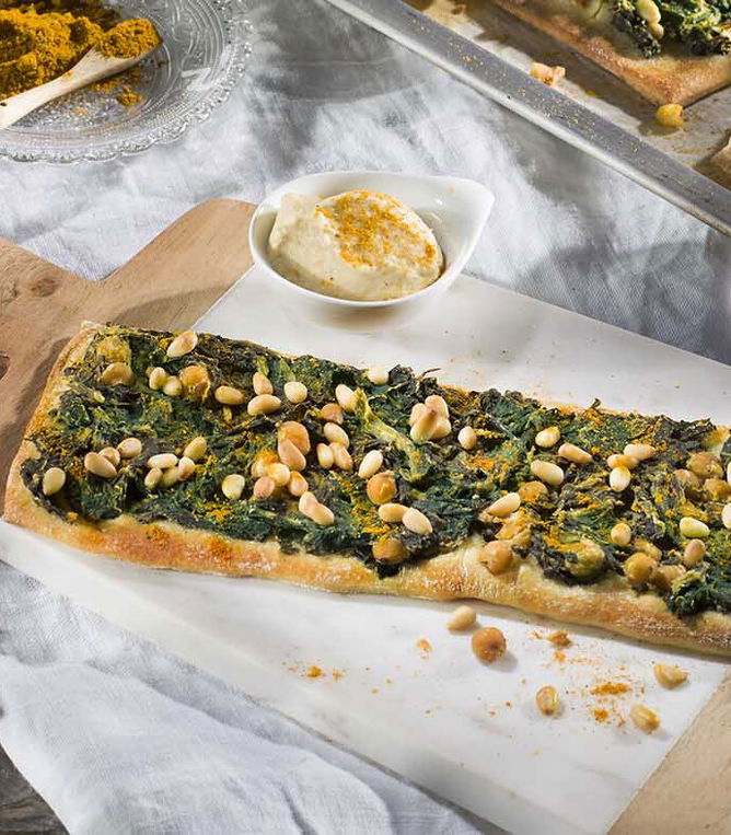 Vegane Pizzaschnitten mit Spinat und Hummus