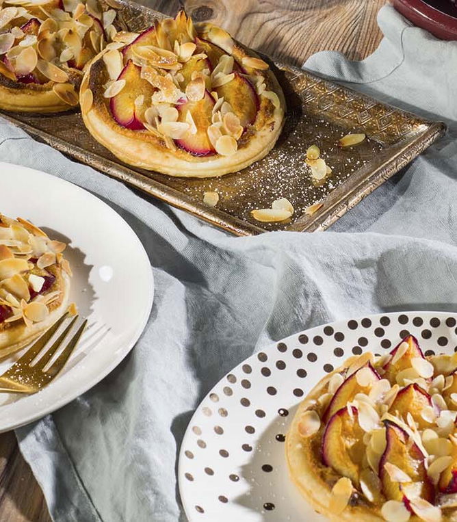 Plunderteigtaler mit Marzipan und Pflaumen
