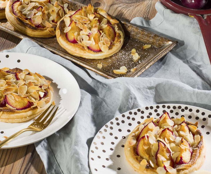 Plunderteigtaler mit Marzipan und Pflaumen