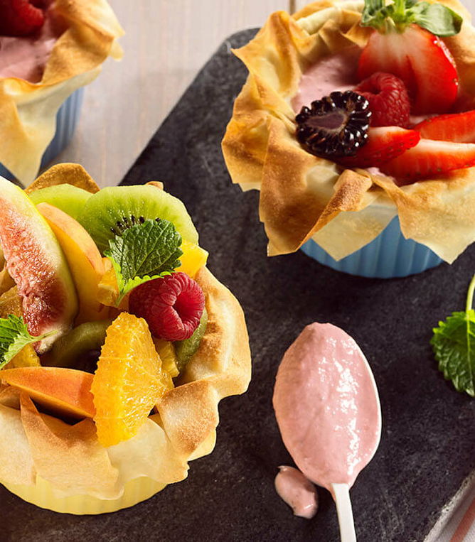 Süß gefüllte Strudelteigkörbchen mit Obst