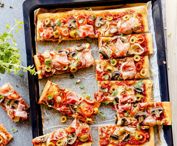 Schinkenpizza mit Champignons und Oliven