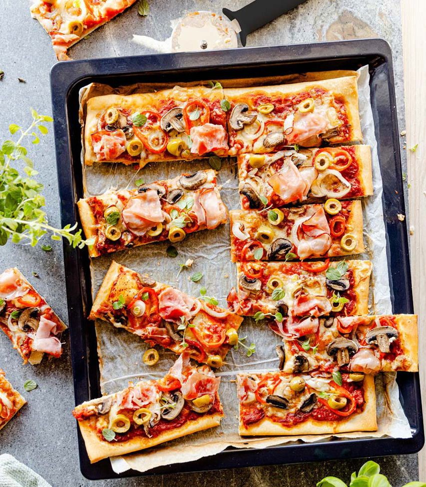 Schinkenpizza mit Champignons und Oliven