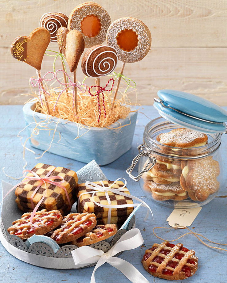 Geschenkpäckchen aus Schwarz-Weiß-Teig