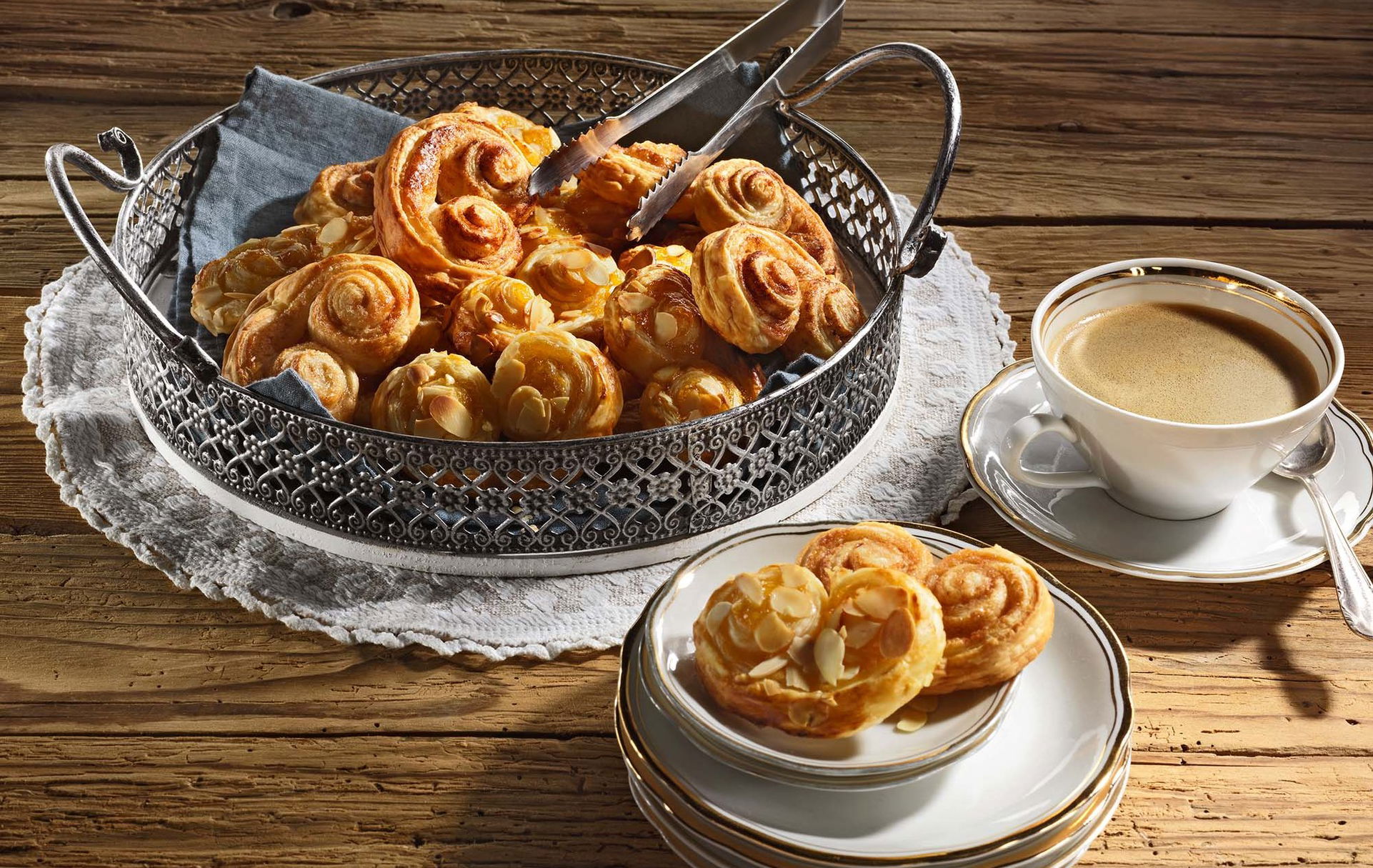 bladerdeeghapjes met koffie