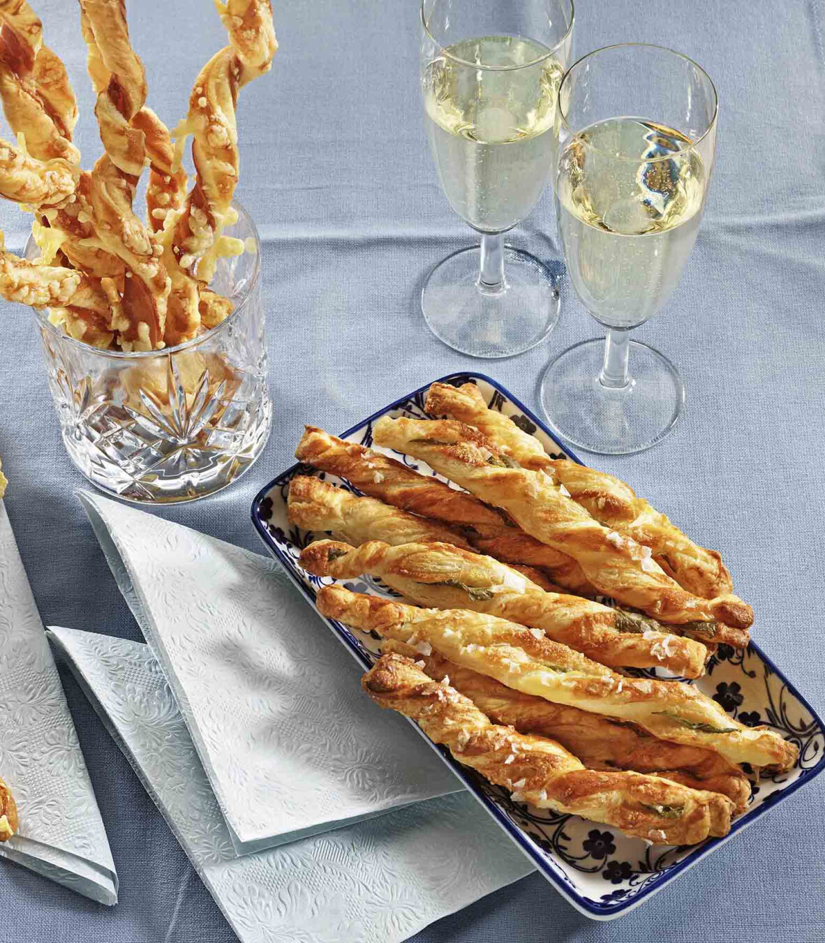 Zweierlei Blätterteig-Stangerl mit Prosciutto und Basilikum | Tante Fanny