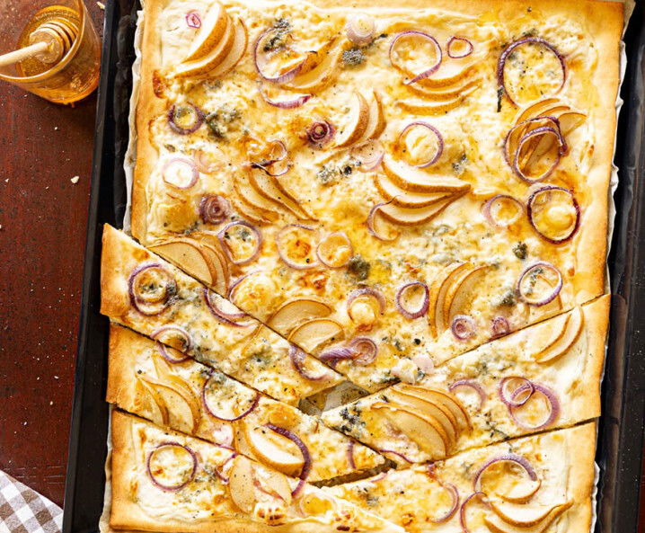 Pizza mit Gorgonzola und Birne