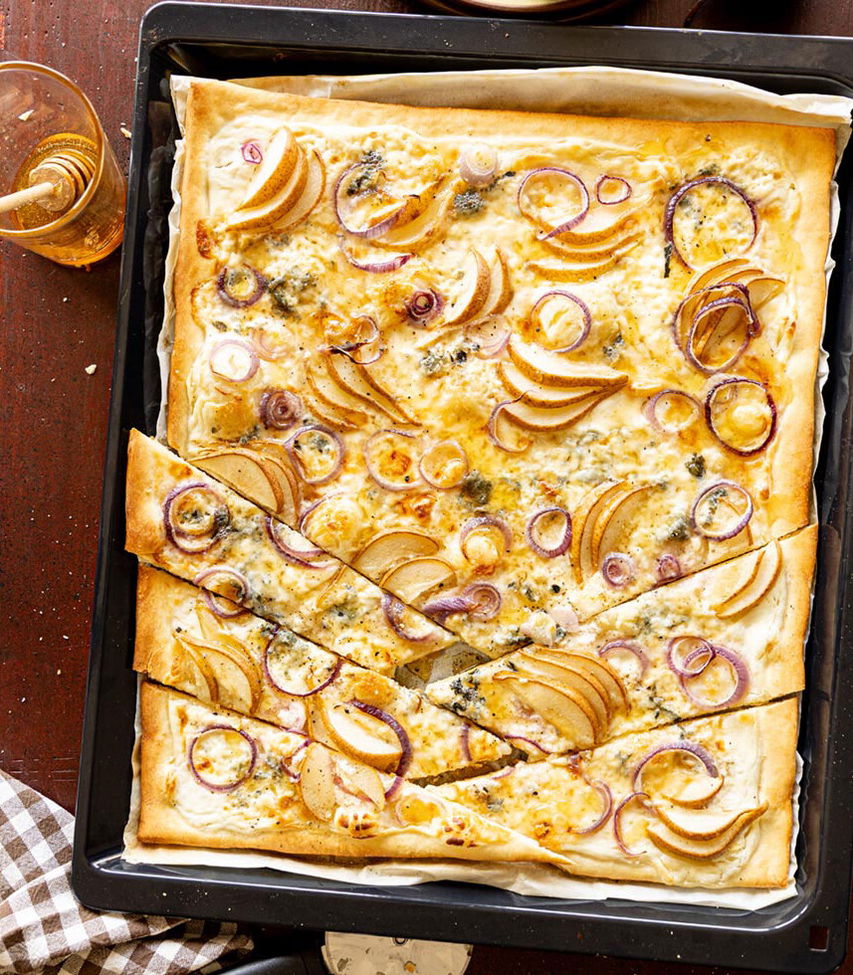 Pizza mit Gorgonzola und Birne