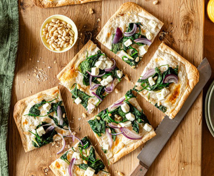 Flammkuchen mit Feta und Spinat