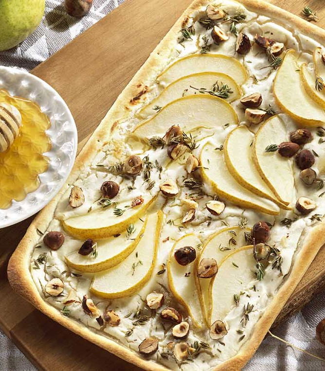 Flammkuchen mit Ziegenfrischkäse und Birnen