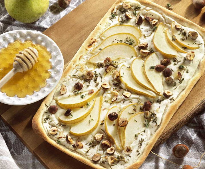 Flammkuchen mit Ziegenfrischkäse und Birnen