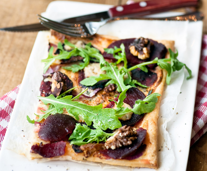 Flammkuchen mit roten Rüben