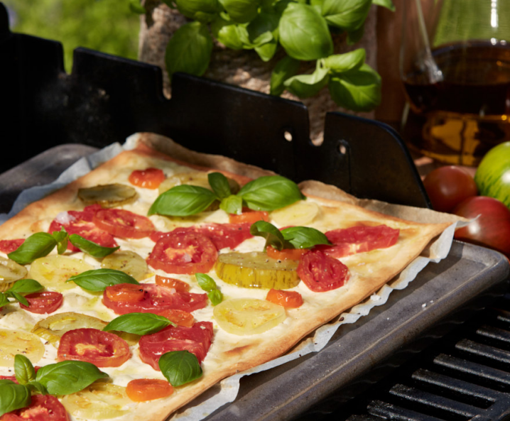 Flammkuchen mit bunten Tomaten vom Grill