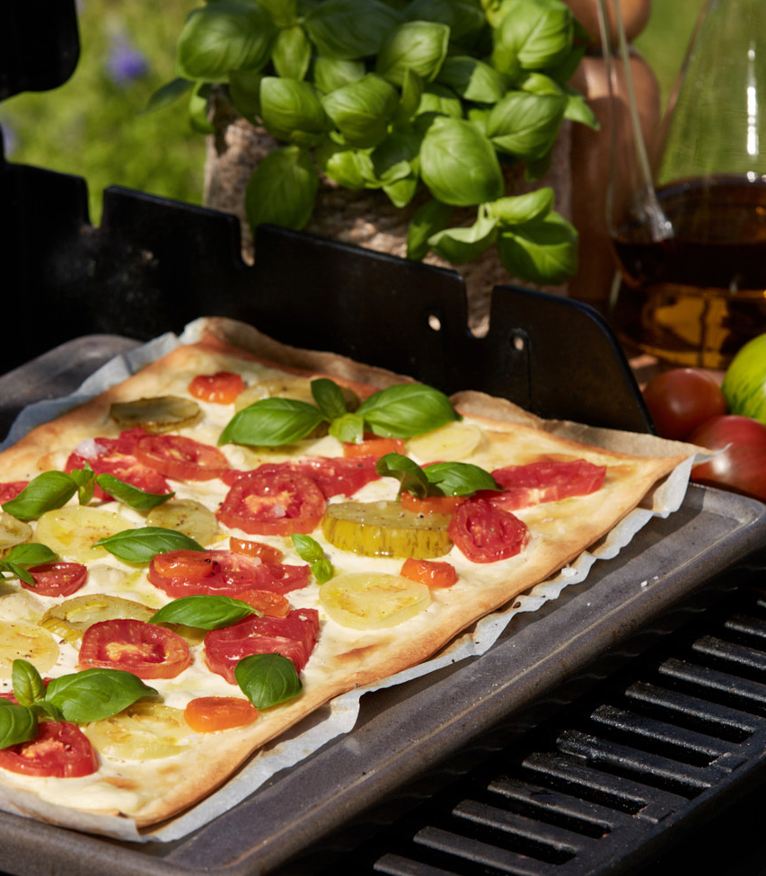 Flammkuchen mit bunten Tomaten vom Grill