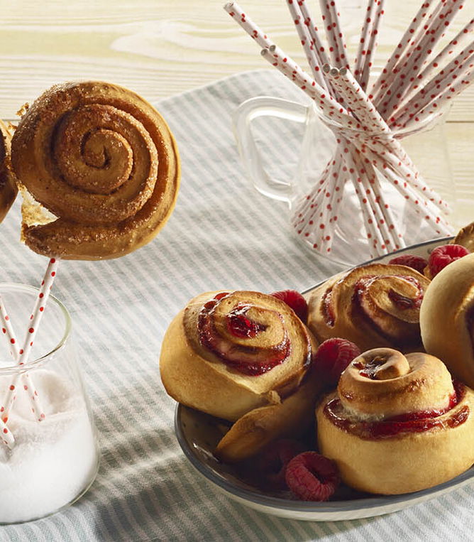 Zweierlei süße Hefeteig Schnecken mit Zimt und Marmelade Tante Fanny