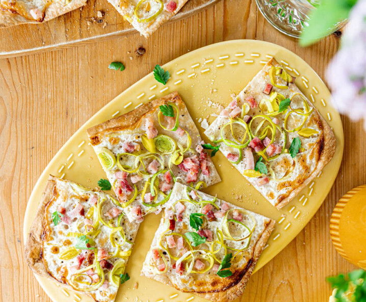 Flammkuchen mit Schinken und Lauch