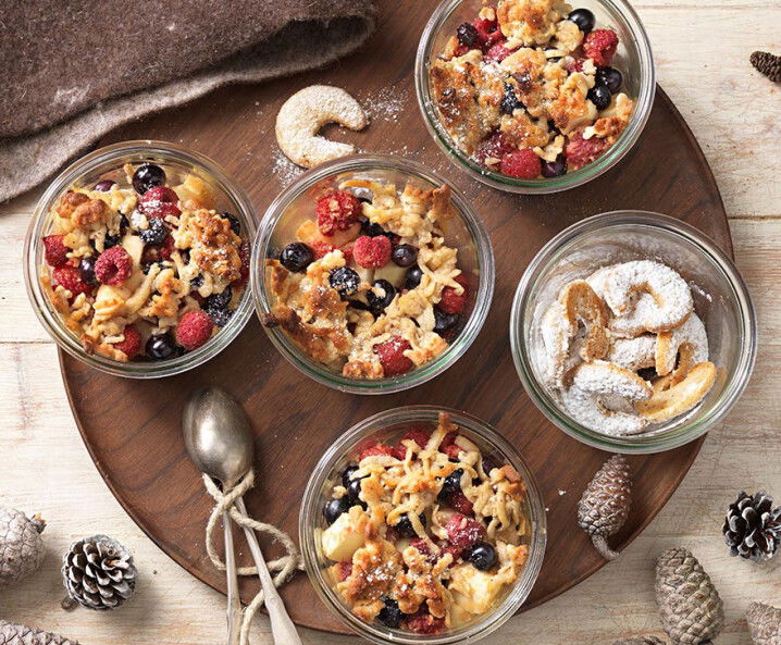 Apfel-Beeren-Crumble-mit-Vanillekipferlstreusel