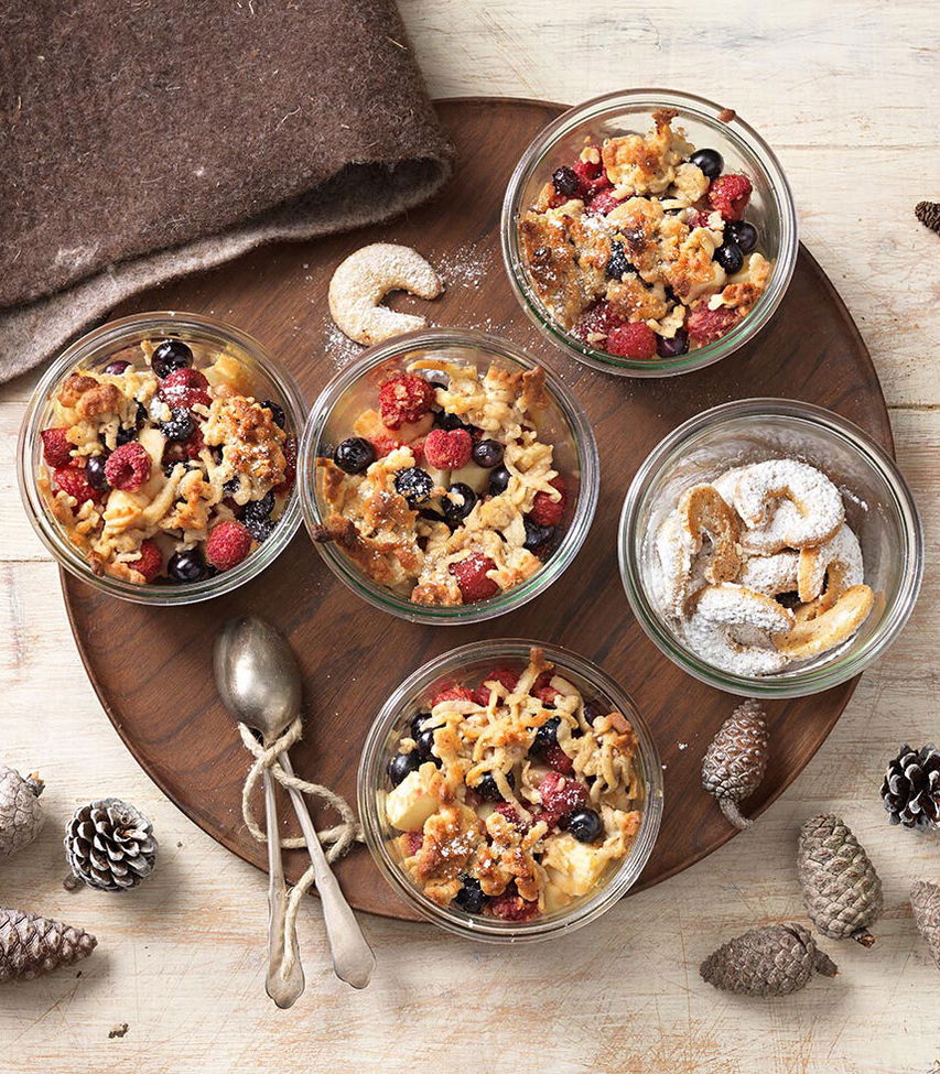 Apfel-Beeren-Crumble-mit-Vanillekipferlstreusel