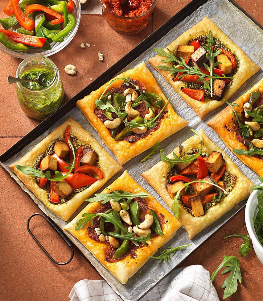 Bunte Blätterteigquadrate mit Pesto Tante Fanny