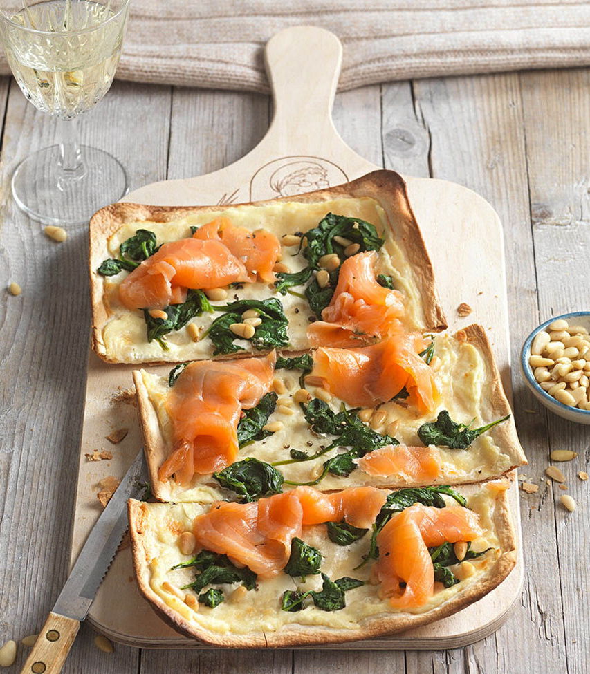 Flammkuchen mit Räucherlachs und Spinat