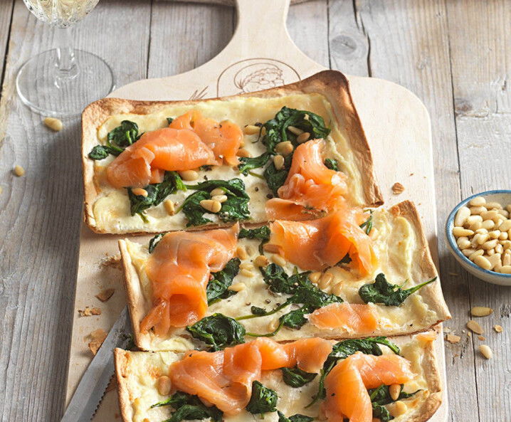 Flammkuchen mit Räucherlachs und Spinat