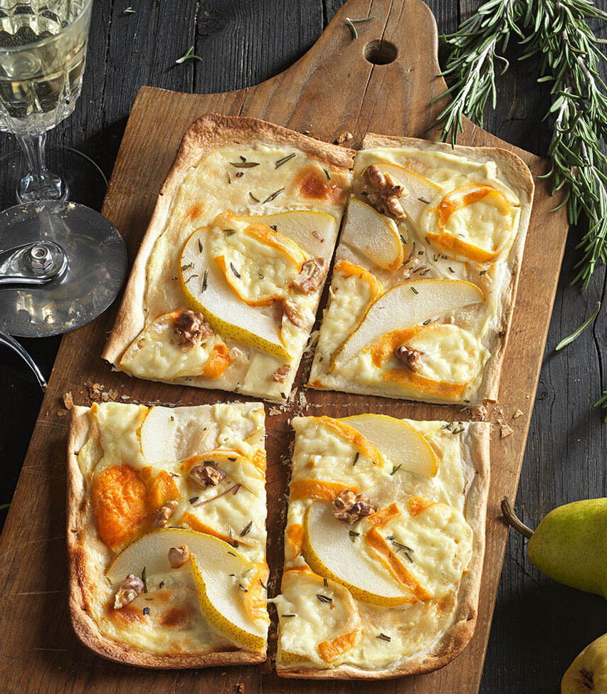 Flammkuchen mit Rotschmierkäse und Birne Tante Fanny