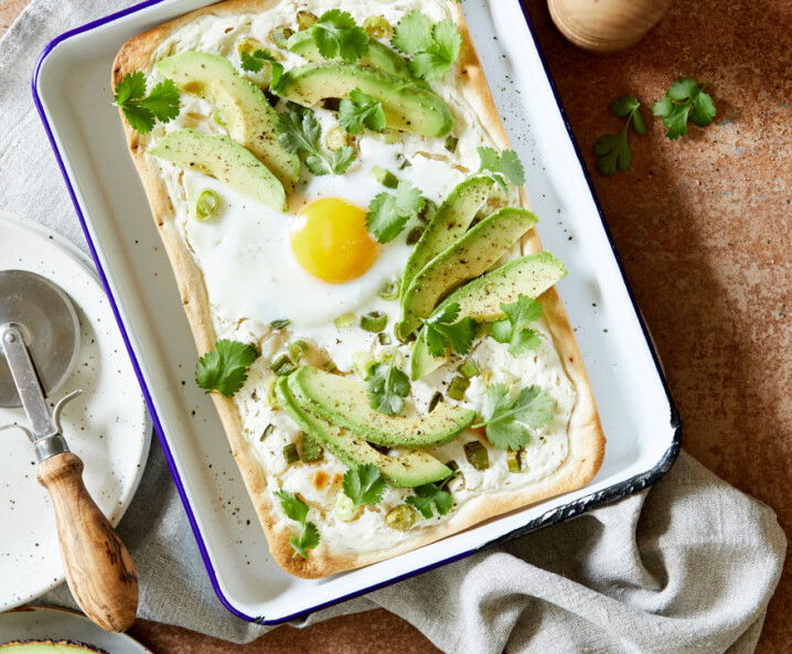 Flammkuchen mit Spiegelei und Avocado - Tante Fanny