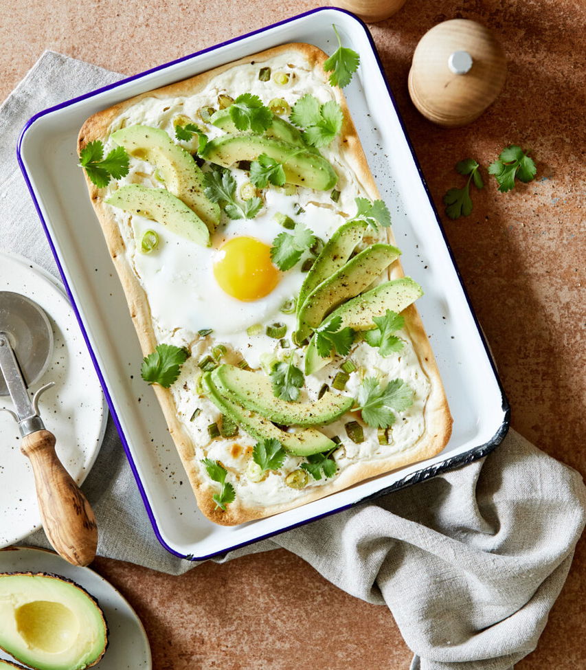 Flammkuchen mit Spiegelei und Avocado - Tante Fanny