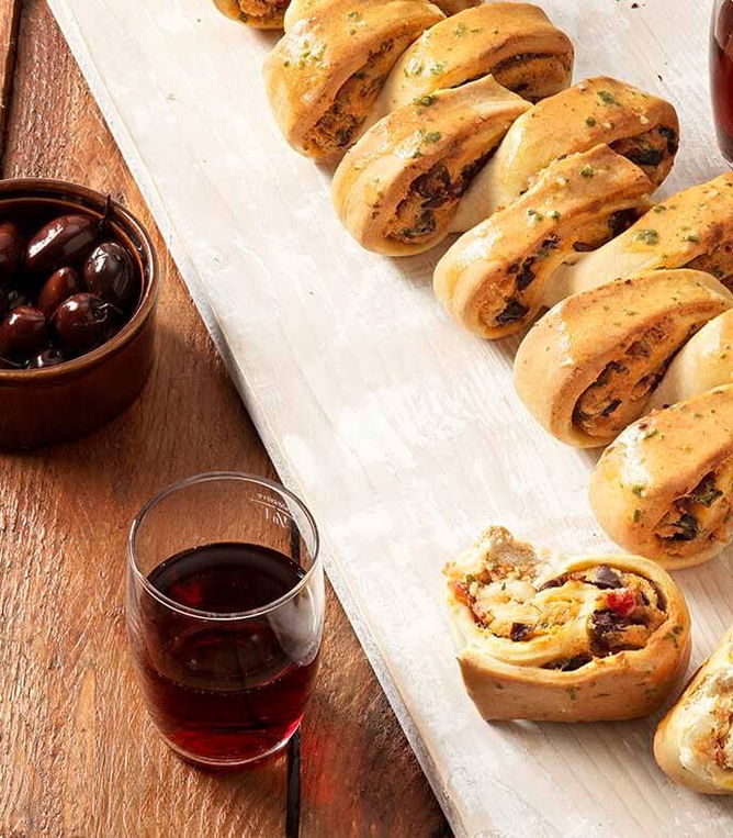 Pizzazupfschnecke mit getrockneten Tomaten, Kapern und Oliven