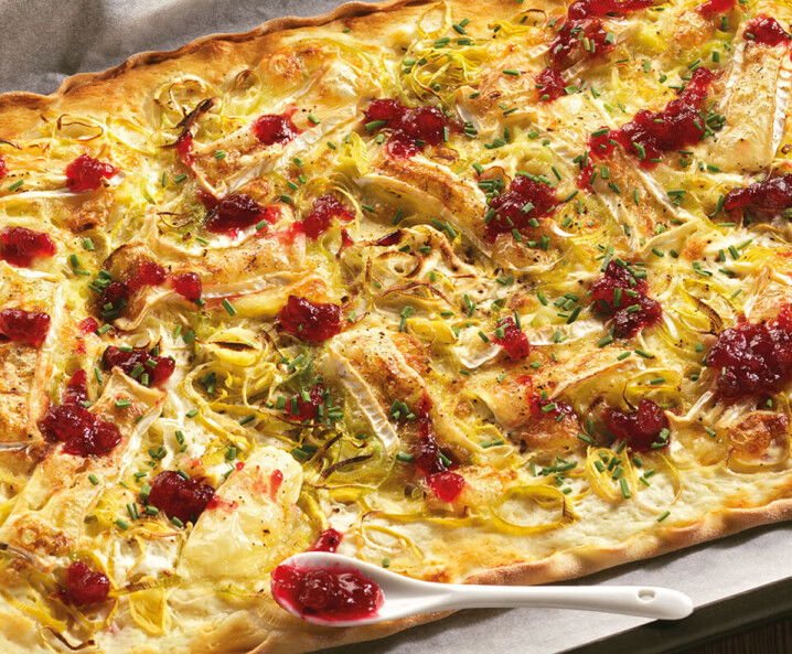 Flammkuchen mit Camembert und Preiselbeeren