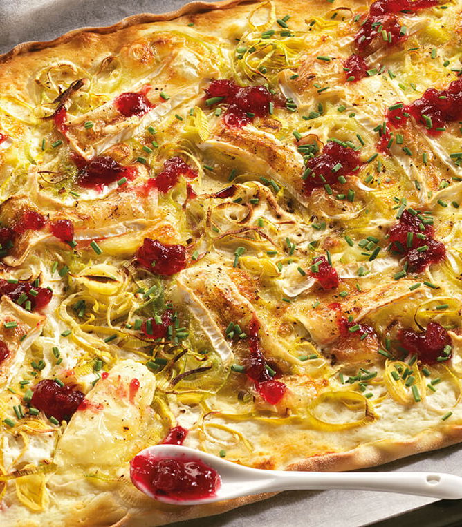 Flammkuchen mit Camembert und Preiselbeeren