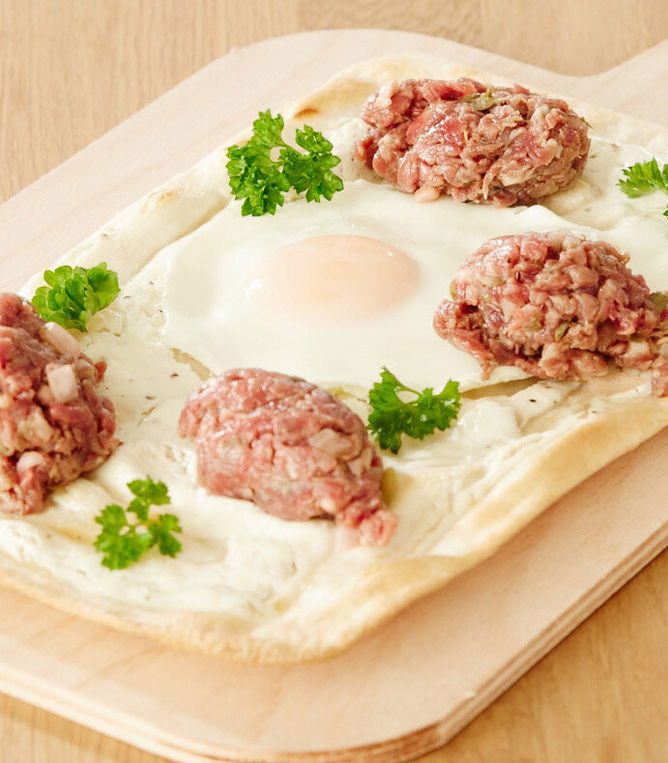 Flammkuchen mit Beef Tatar Tante Fanny
