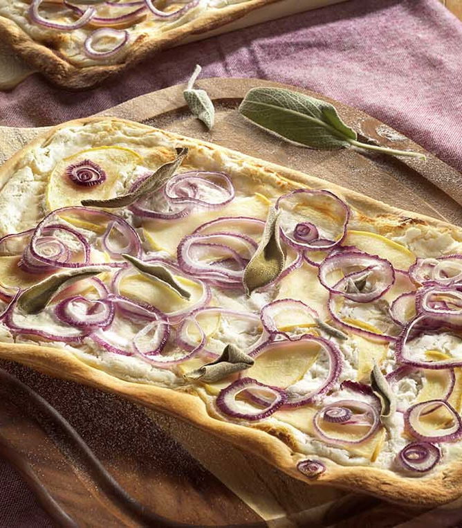 Flammkuchen mit Ziegenfrischkäse, Apfel und Zwiebel - Tante Fanny