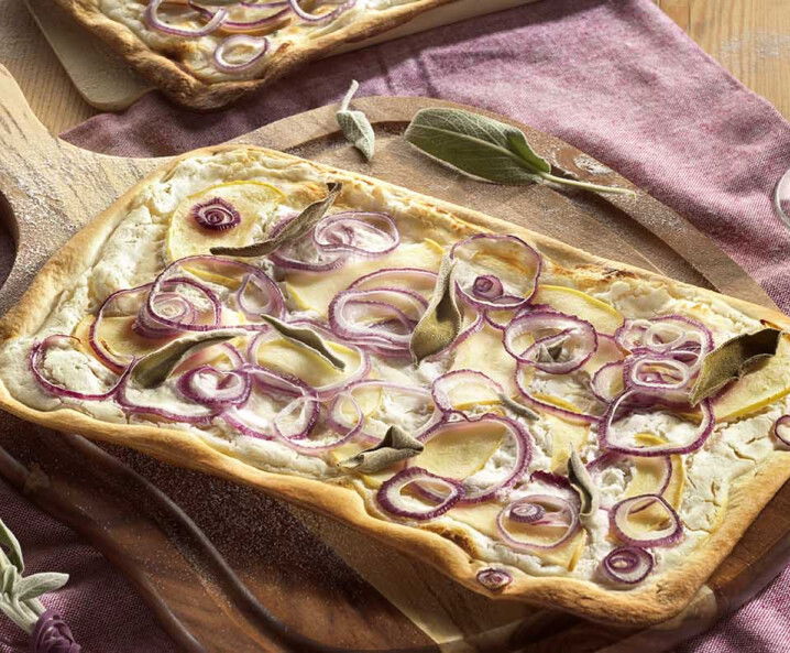 Flammkuchen mit Ziegenfrischkäse, Apfel und Zwiebel - Tante Fanny