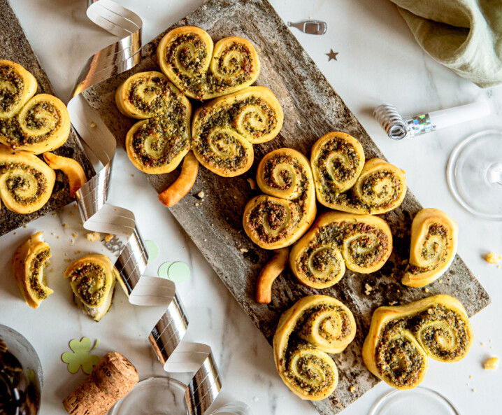 Silvester-Kleeblätter mit grünem Pesto