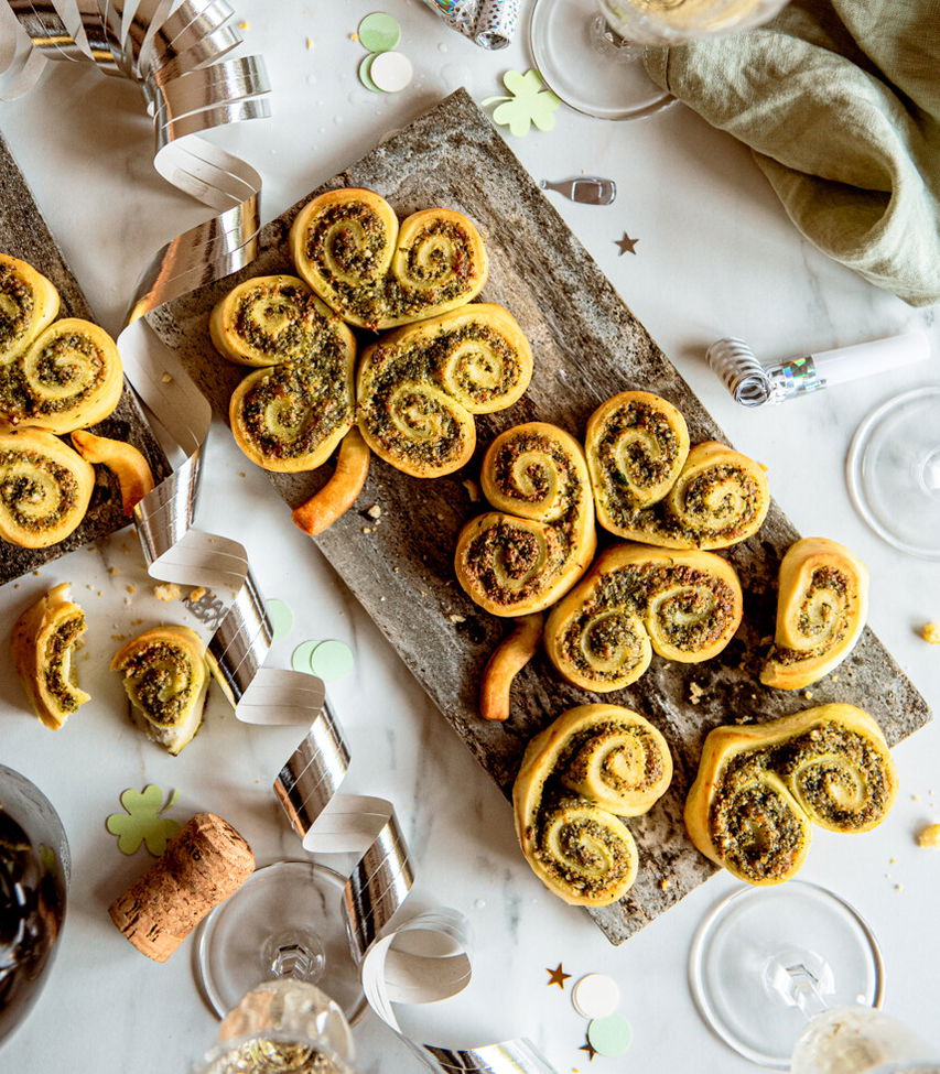 Silvester-Kleeblätter mit grünem Pesto