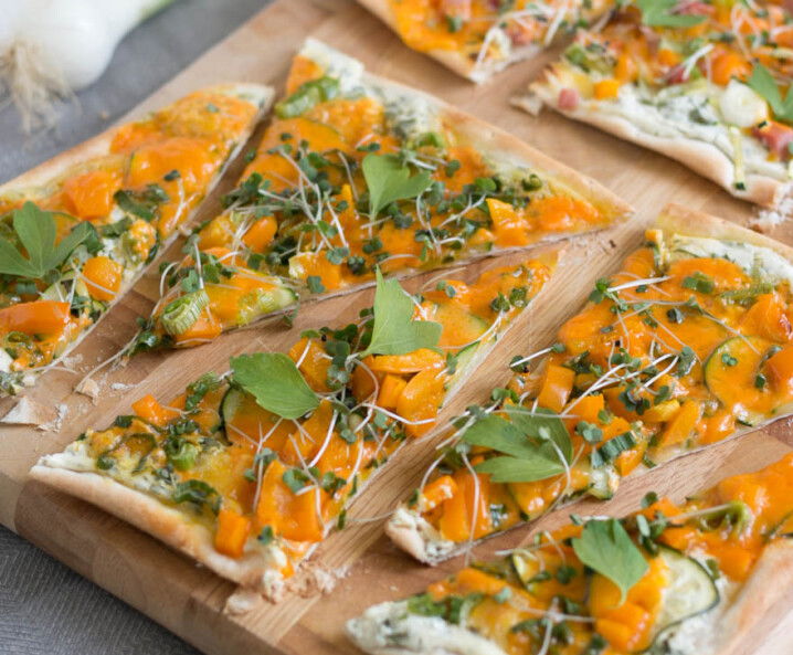 Tante Fanny Kräuter-Flammkuchen mit Karottenkäse