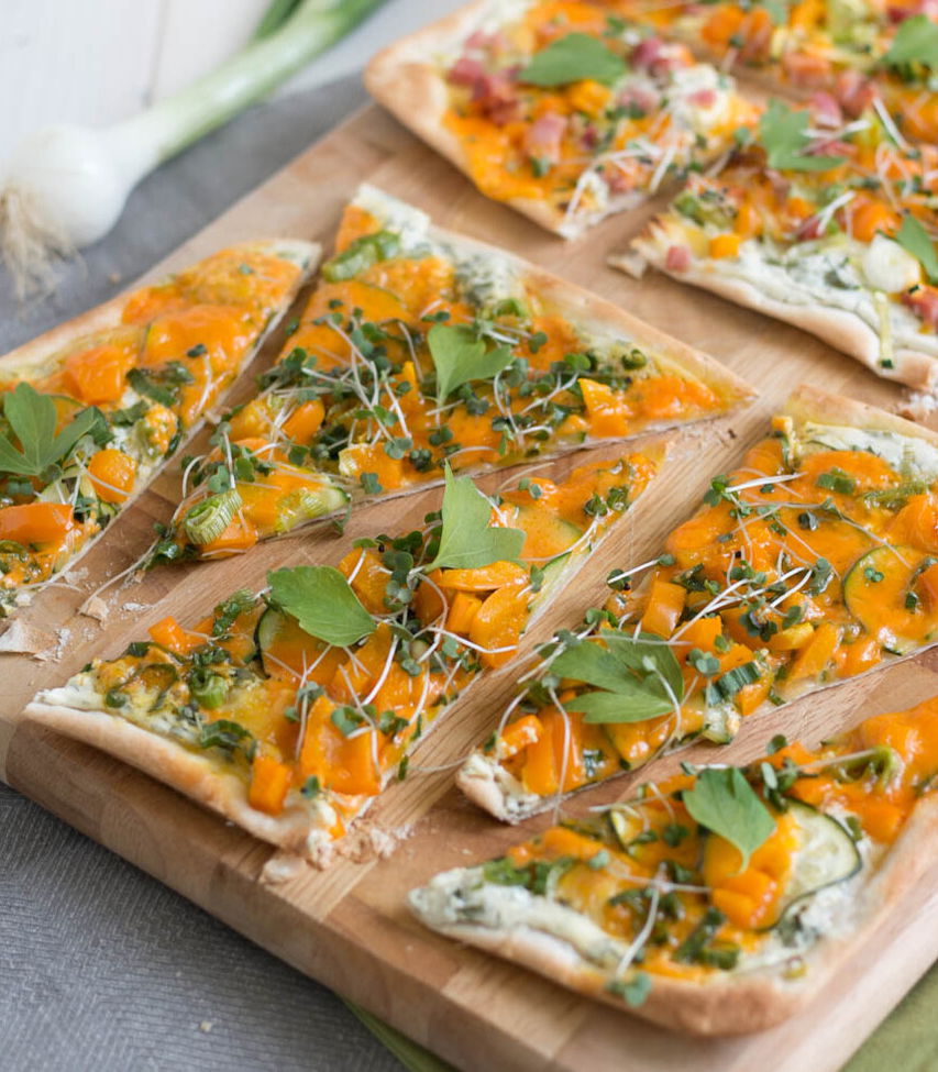 Tante Fanny Kräuter-Flammkuchen mit Karottenkäse