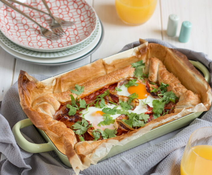 Shakshuka Frühstücks-Blätterteig-Quiche mit Speck und Ei