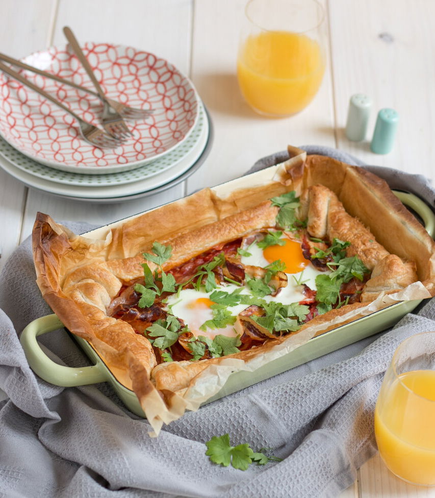 Shakshuka Frühstücks-Blätterteig-Quiche mit Speck und Ei