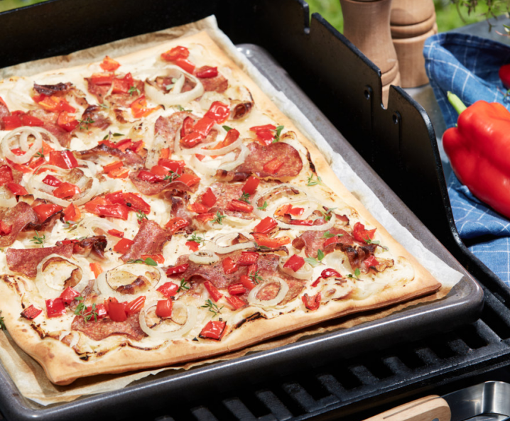 Ungarische Salami-Paprika Pizza vom Grill