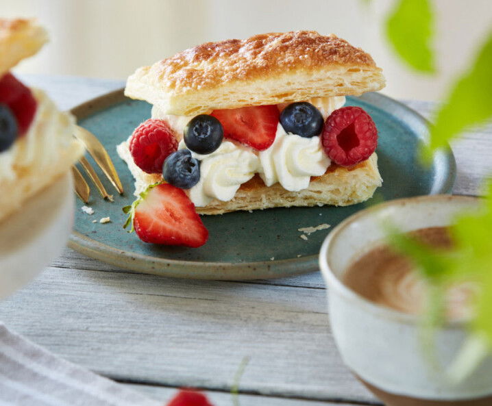 Blätterteigschnitten mit Beeren