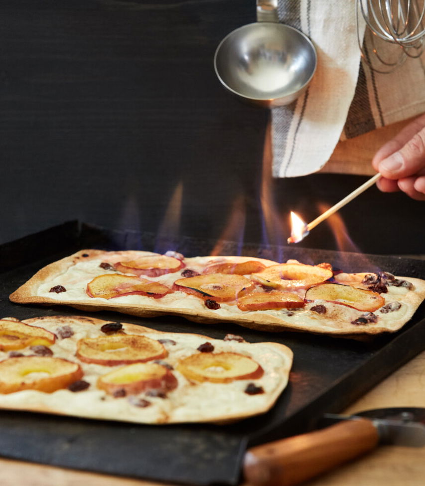 Flambierter Flammkuchen mit Apfel und Rosinen