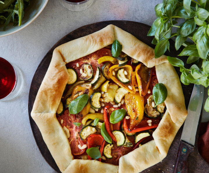 Mediterrane Galette mit Tomaten und Pfefferoni