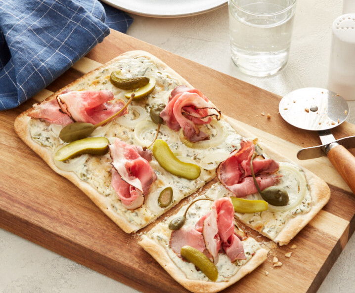 Flammkuchen mit Roastbeef und Kapern - Tante Fanny
